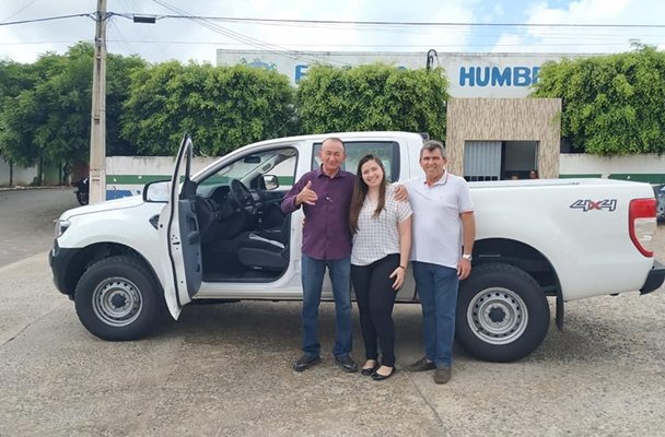 Prefeito de Abaiara (CE), Afonso Tavares ao lado da Secretária de Saúde, Elenita Rayne e do Vice-prefeito Ângelo Furtado, ao fundo a caminhoneta conquistada recentemente | Foto: Divulgação