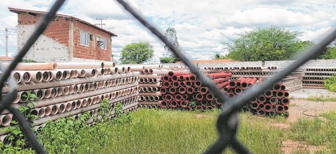 Canos que deveriam ter sido usados na obra estão empilhados FOTO: WANDENBERG BELÉM
