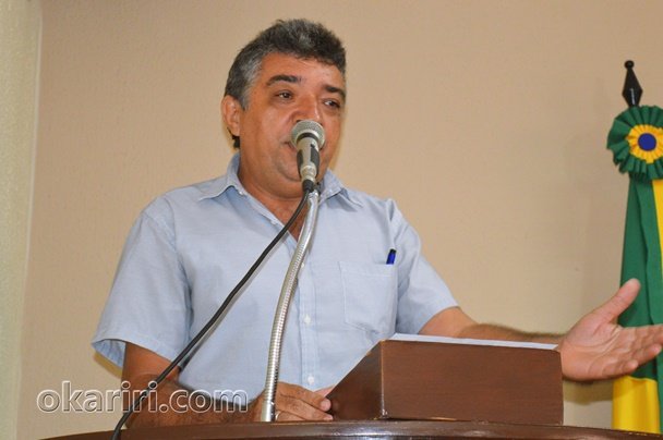 Valdir Medeiros presidente do SIATRANS, fazendo uso da tribuna da Câmara de Vereadores de Milagres | Foto: OKariri