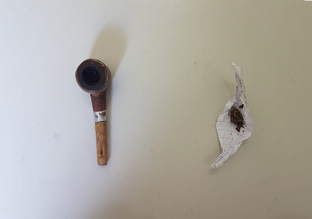Dentro da casa a PM encontrou uma trouxinha de maconha e um cachimbo jogados no chão próximo da mesa | Foto: Divulgação