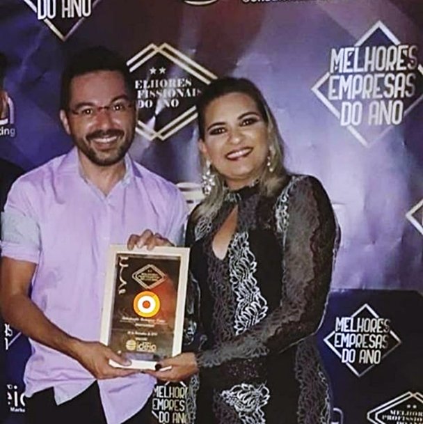 Roberlandio Nunes recebendo de Paulinha Azevedo o troféu como destaque dos melhores de 2019 em Barro-Ce | Foto: Acervo pessoal 